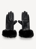 GENNA hansker fra By Malene Birger i fargen sort, laget i 100% saueskinn med faux fur-kant ved håndleddet og brodert monogram.