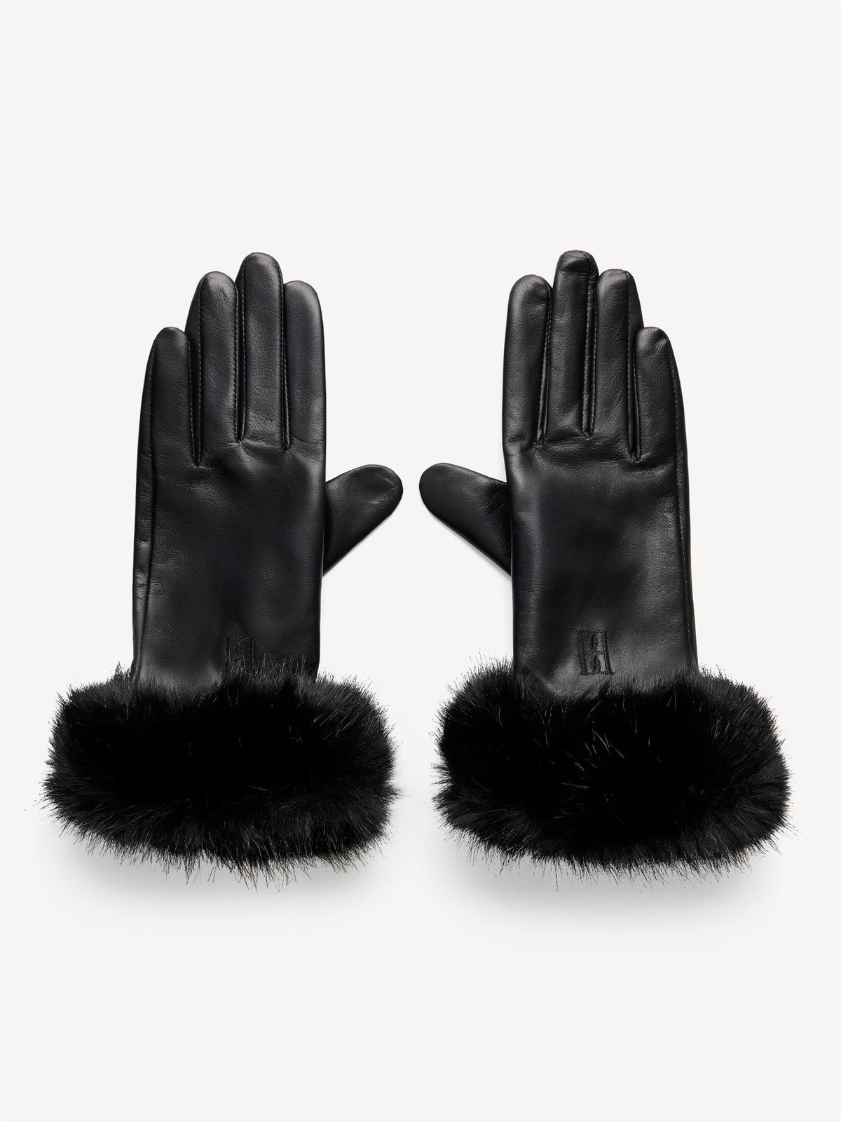 GENNA hansker fra By Malene Birger i fargen sort, laget i 100% saueskinn med faux fur-kant ved håndleddet og brodert monogram.