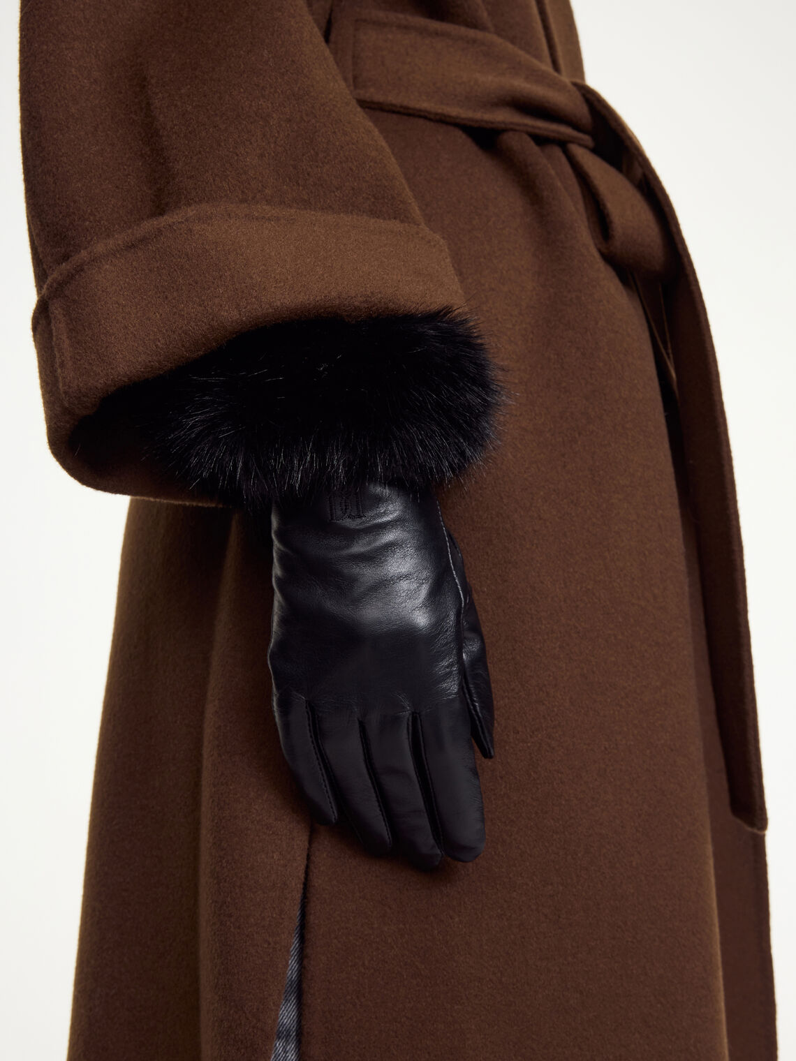 GENNA hansker fra By Malene Birger i fargen sort, laget i 100% saueskinn med faux fur-kant ved håndleddet og brodert monogram.