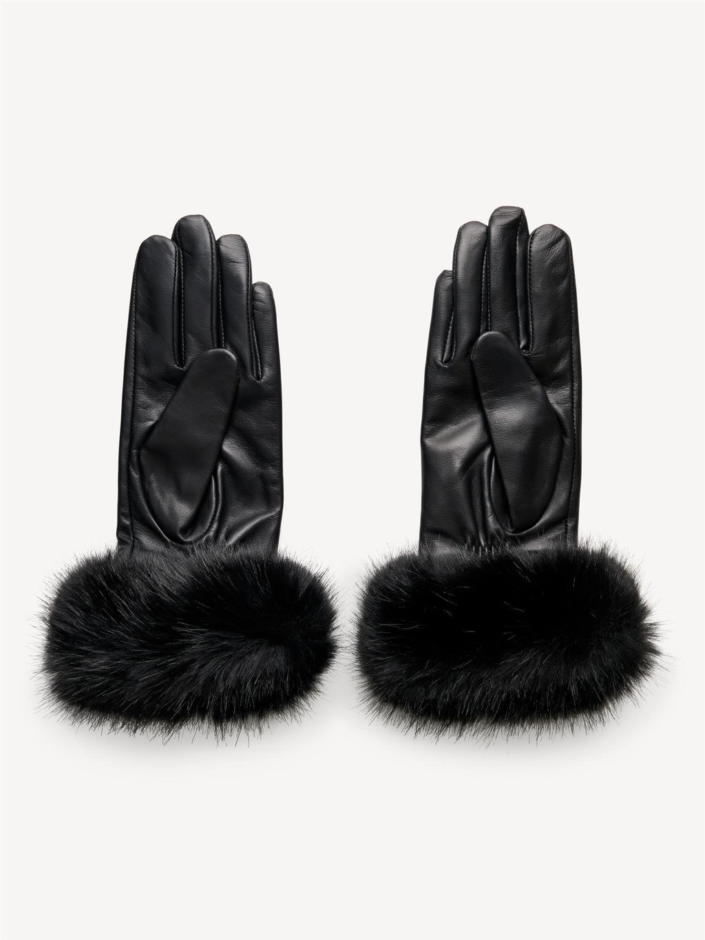 GENNA hansker fra By Malene Birger i fargen sort, laget i 100% saueskinn med faux fur-kant ved håndleddet og brodert monogram.