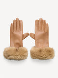 By Malene Birger Genna skinnhansker i brun, med elegant design og faux fur-avslutning, laget av 100% saueskinn.
