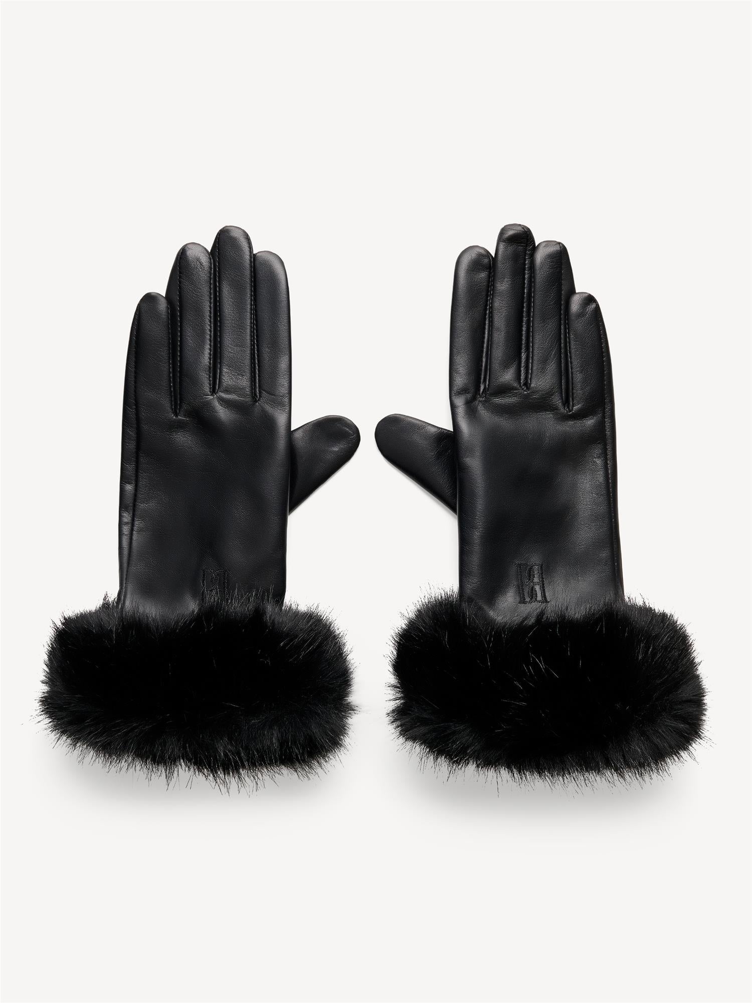 By Malene Birger Genna skinnhansker i sort, med elegant design og faux fur-avslutning, laget av 100% saueskinn.