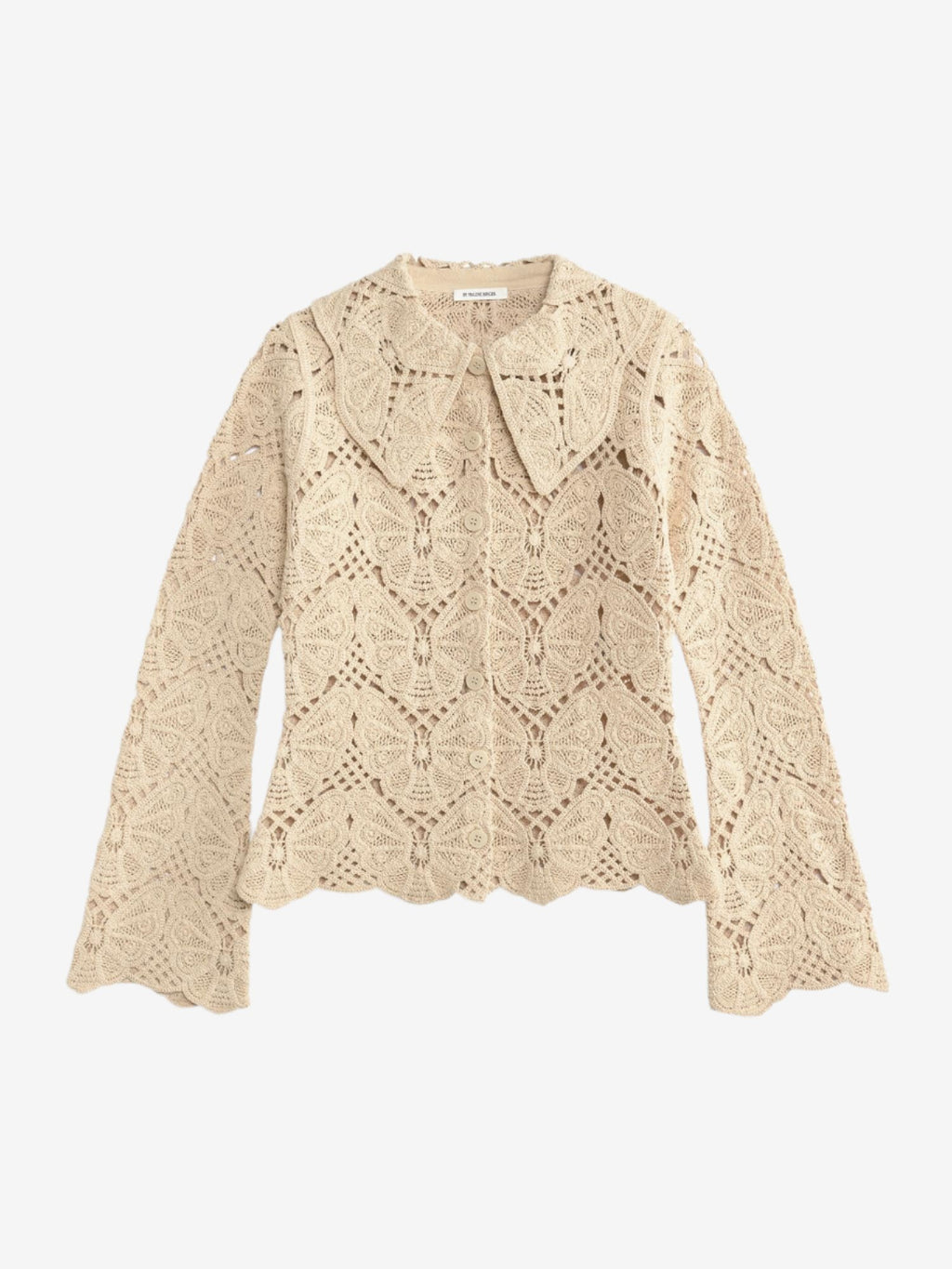 By Malene Birger Gwenevere heklet skjorte i kremfarget, med sommerfuglmotiv, stor krage og trompetformede ermer, laget av bomull og resirkulert polyamid.