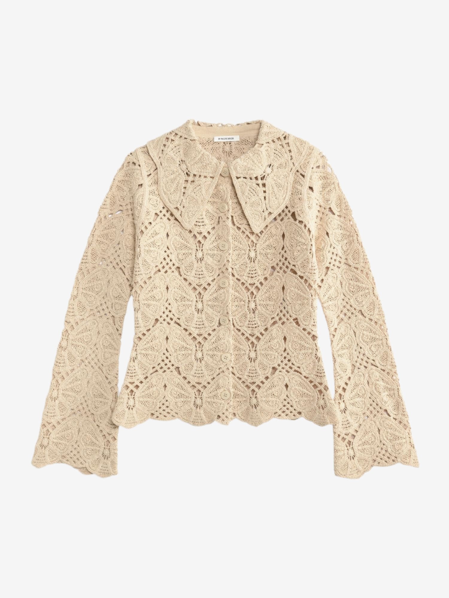 By Malene Birger Gwenevere heklet skjorte i kremfarget, med sommerfuglmotiv, stor krage og trompetformede ermer, laget av bomull og resirkulert polyamid.