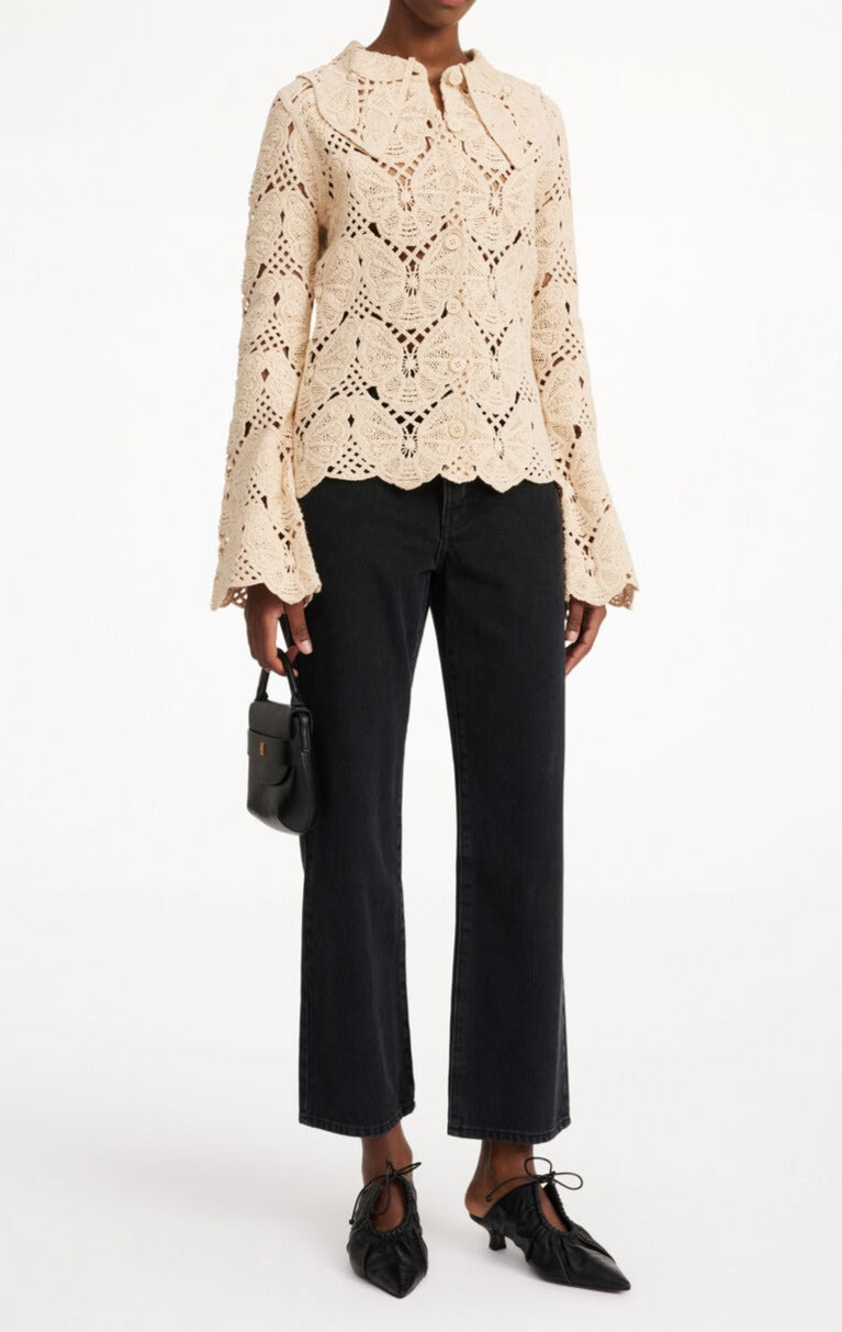 By Malene Birger Gwenevere heklet skjorte i kremfarget, med sommerfuglmotiv, stor krage og trompetformede ermer, laget av bomull og resirkulert polyamid.
