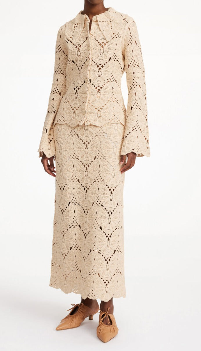 By Malene Birger Gwenevere heklet skjorte i kremfarget, med sommerfuglmotiv, stor krage og trompetformede ermer, laget av bomull og resirkulert polyamid.