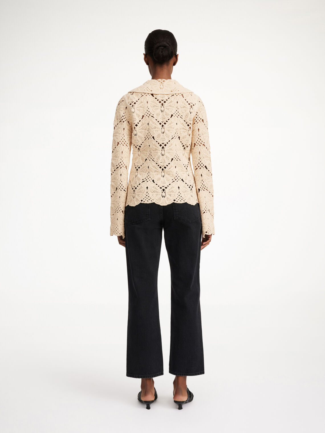 By Malene Birger Gwenevere heklet skjorte i kremfarget, med sommerfuglmotiv, stor krage og trompetformede ermer, laget av bomull og resirkulert polyamid.