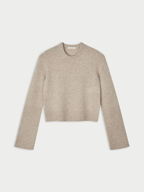 HANNAH genser fra By Malene Birger i fargen beige, laget i 100% ull. Kort, cropped lengde med rund hals og ribbestrikket avslutning.