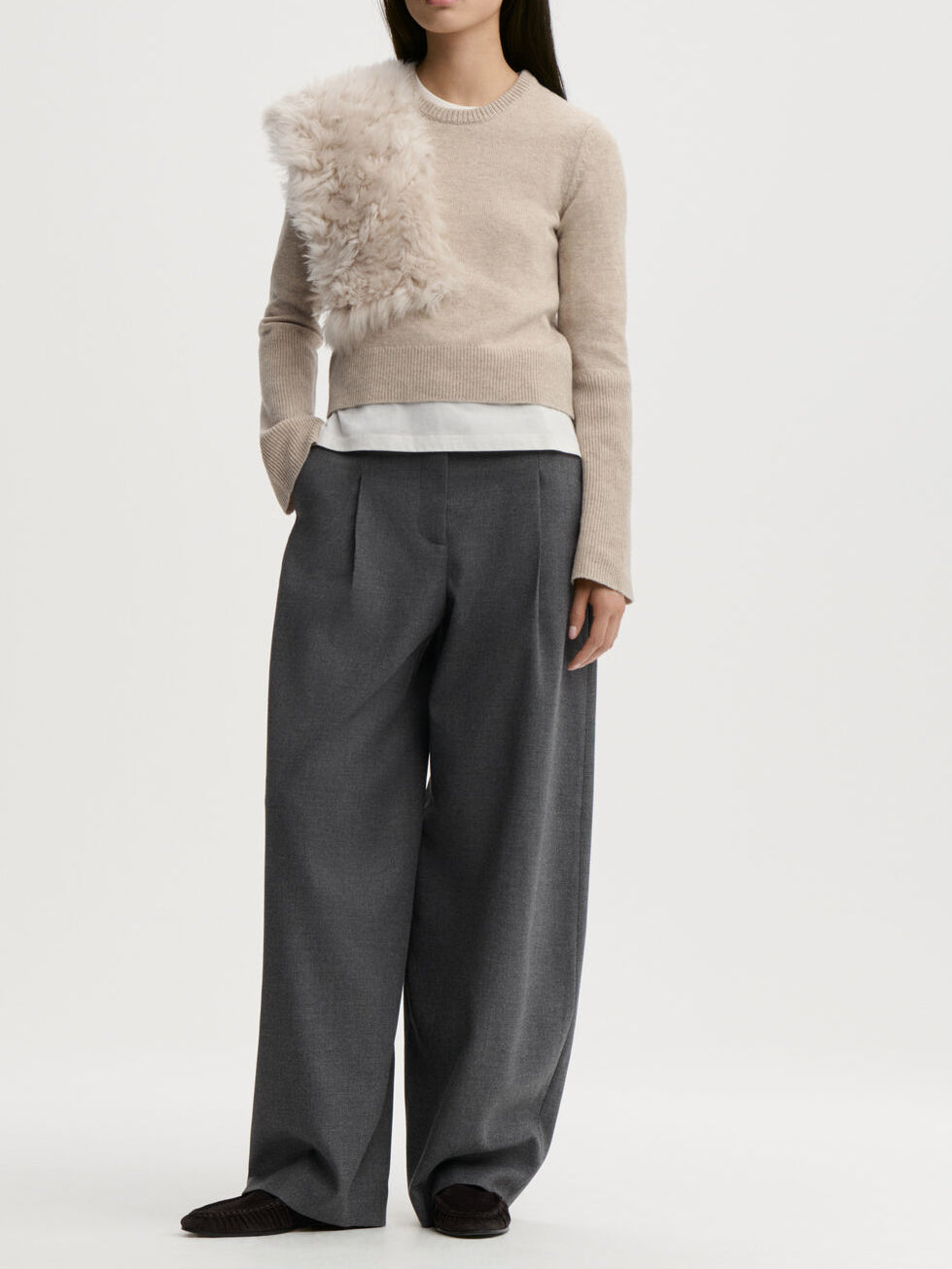 HANNAH genser fra By Malene Birger i fargen beige, laget i 100% ull. Kort, cropped lengde med rund hals og ribbestrikket avslutning.