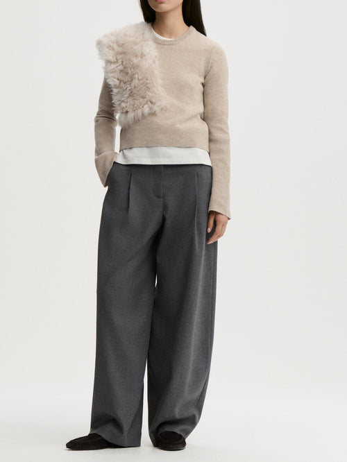 HANNAH genser fra By Malene Birger i fargen beige, laget i 100% ull. Kort, cropped lengde med rund hals og ribbestrikket avslutning.