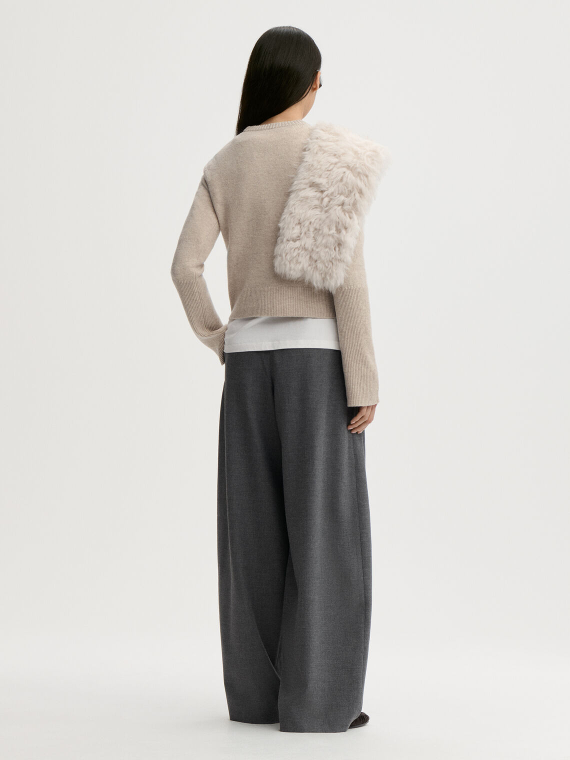 HANNAH genser fra By Malene Birger i fargen beige, laget i 100% ull. Kort, cropped lengde med rund hals og ribbestrikket avslutning.
