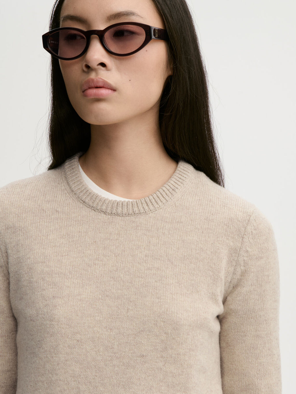 HANNAH genser fra By Malene Birger i fargen beige, laget i 100% ull. Kort, cropped lengde med rund hals og ribbestrikket avslutning.