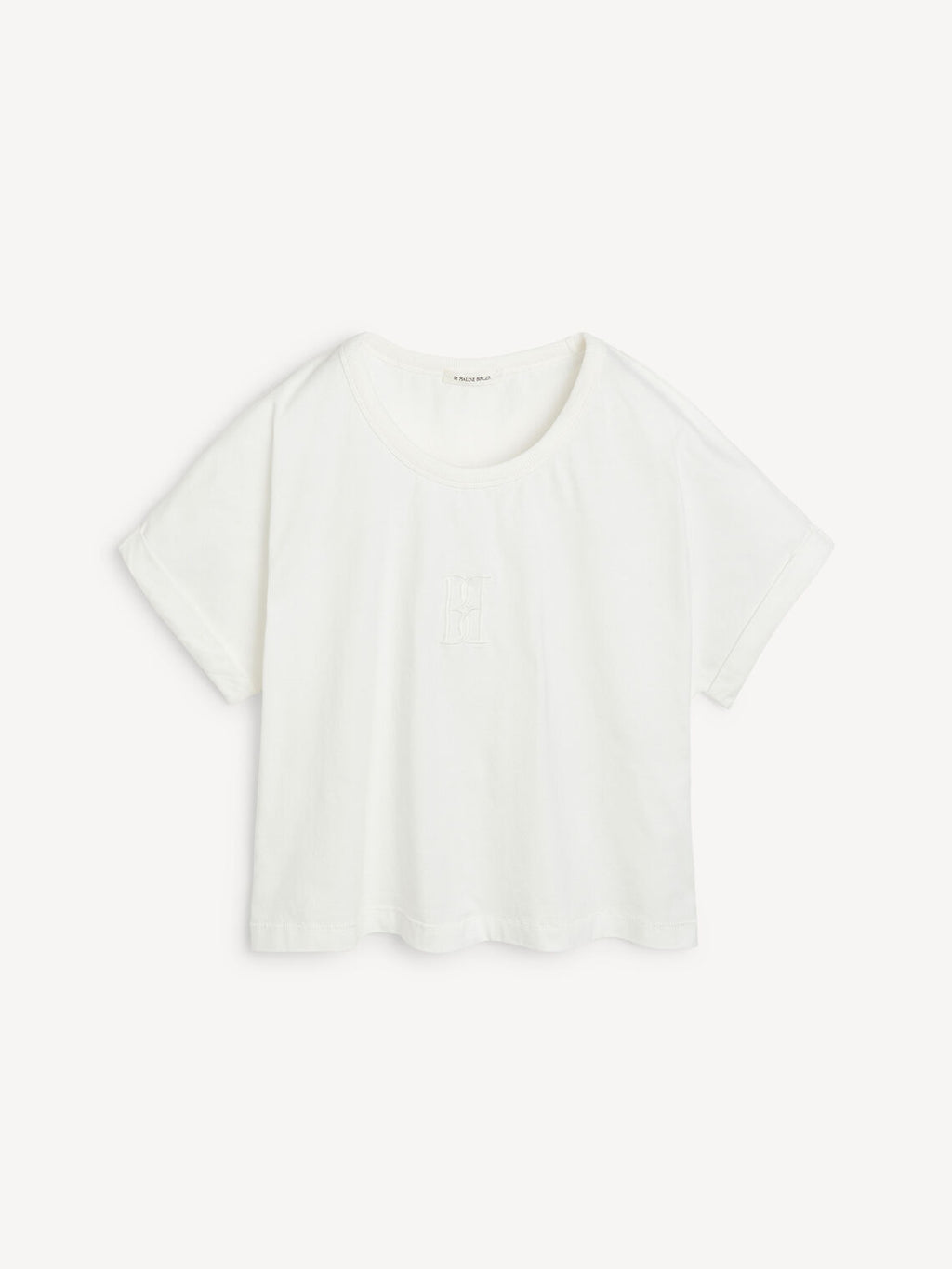 By Malene Birger Hedalia kort t-skjorte i hvit, laget av 100% organisk bomull, med en cropped lengde og brodert monogram på brystet.