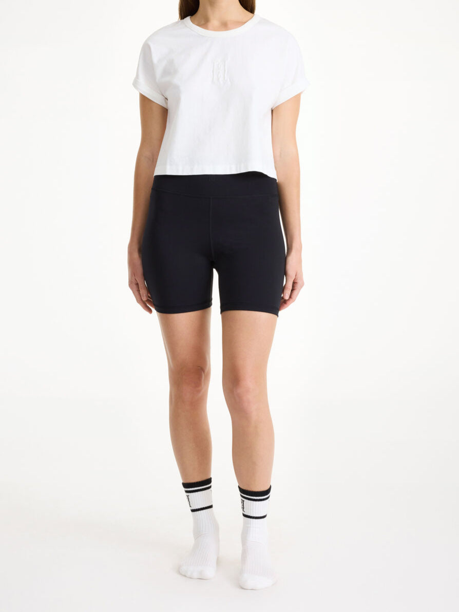 By Malene Birger Hedalia kort t-skjorte i hvit, laget av 100% organisk bomull, med en cropped lengde og brodert monogram på brystet.