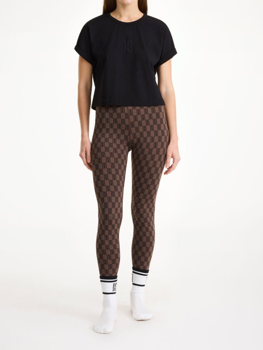 By Malene Birger Hedalia kort t-skjorte i svart, laget av 100% organisk bomull, med en cropped lengde og brodert monogram på brystet.