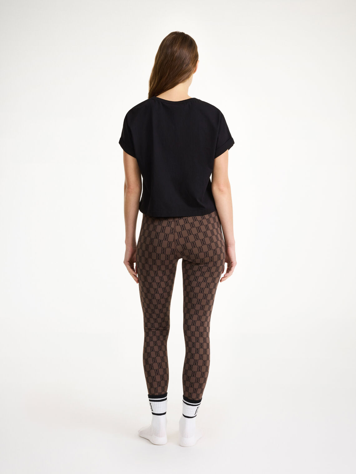 By Malene Birger Hedalia kort t-skjorte i svart, laget av 100% organisk bomull, med en cropped lengde og brodert monogram på brystet.