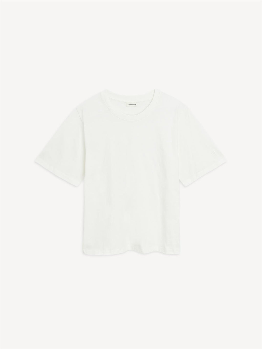 By Malene Birger Hedil t-skjorte i hvit, laget av 100% organisk bomull, med oversized passform og ribbestrikket hals.