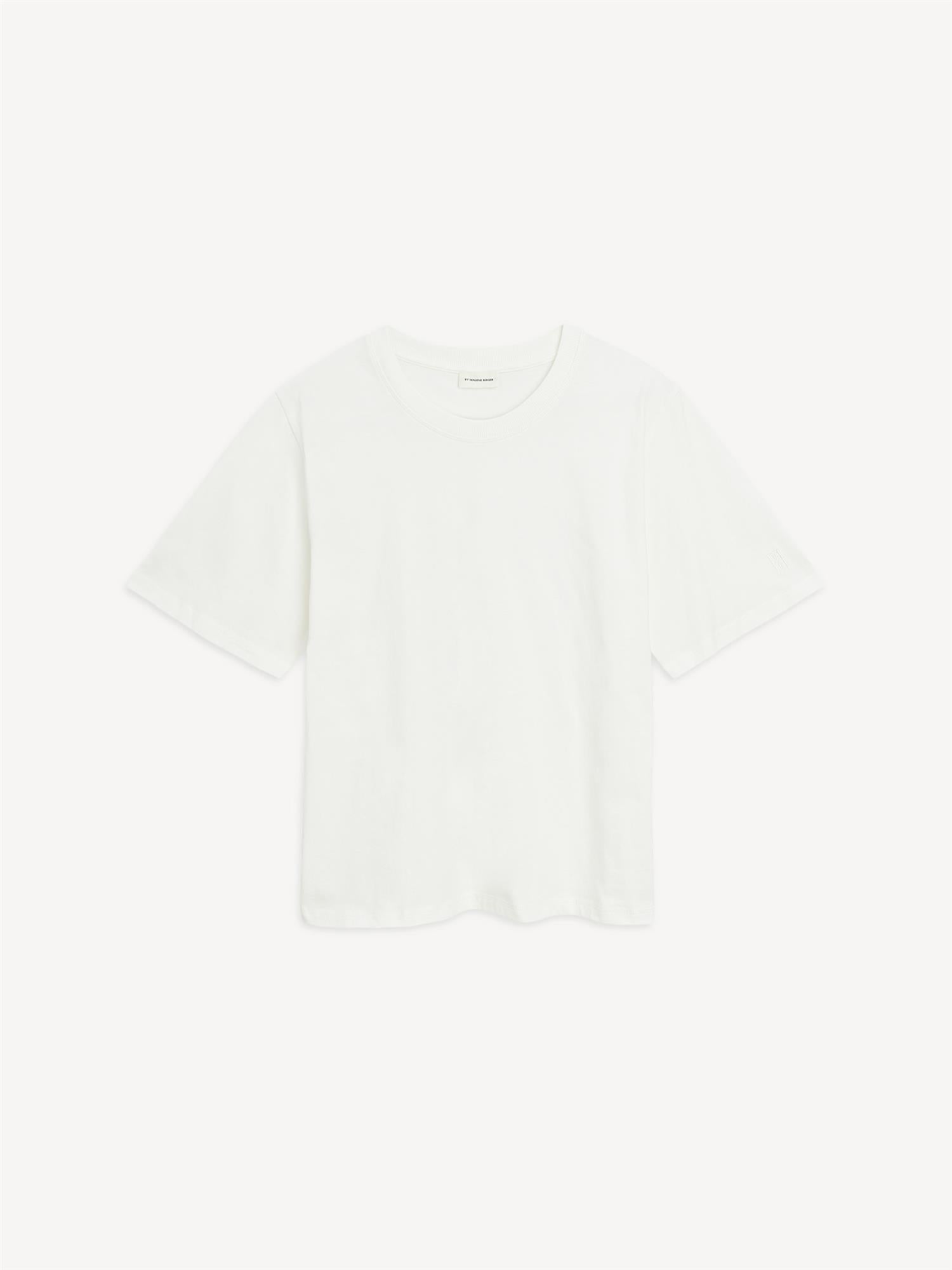 By Malene Birger Hedil t-skjorte i hvit, laget av 100% organisk bomull, med oversized passform og ribbestrikket hals.
