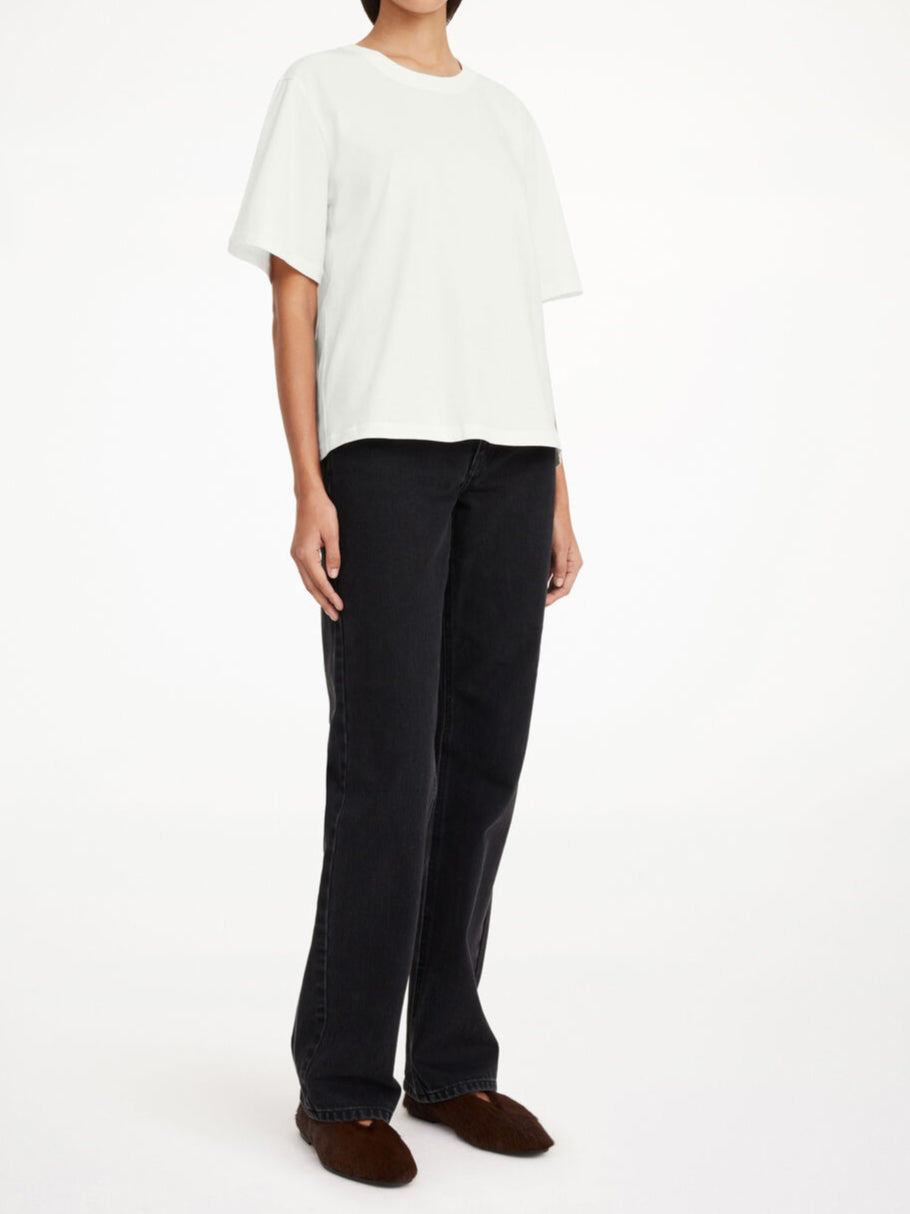By Malene Birger Hedil t-skjorte i hvit, laget av 100% organisk bomull, med oversized passform og ribbestrikket hals.