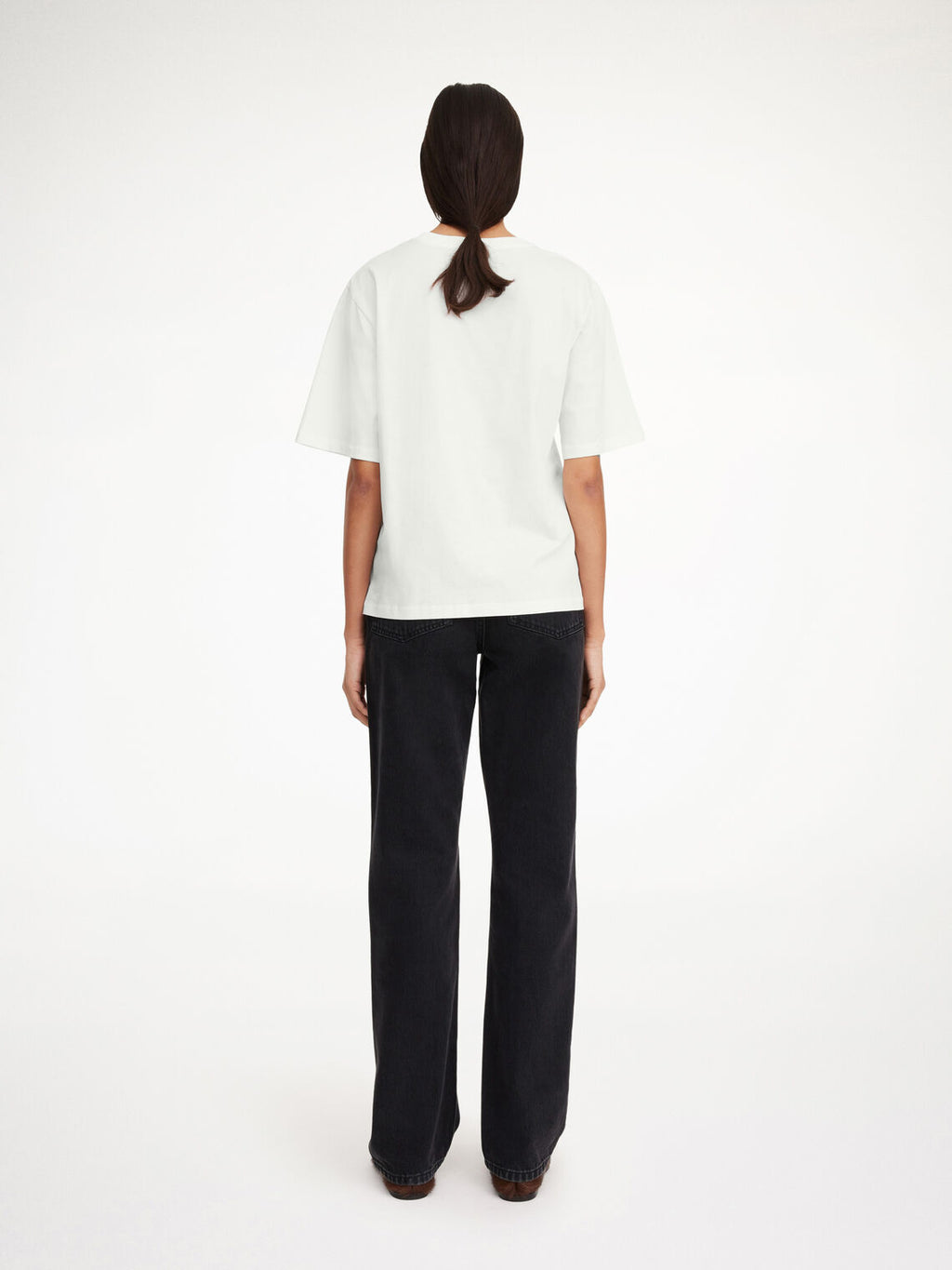 By Malene Birger Hedil t-skjorte i hvit, laget av 100% organisk bomull, med oversized passform og ribbestrikket hals.