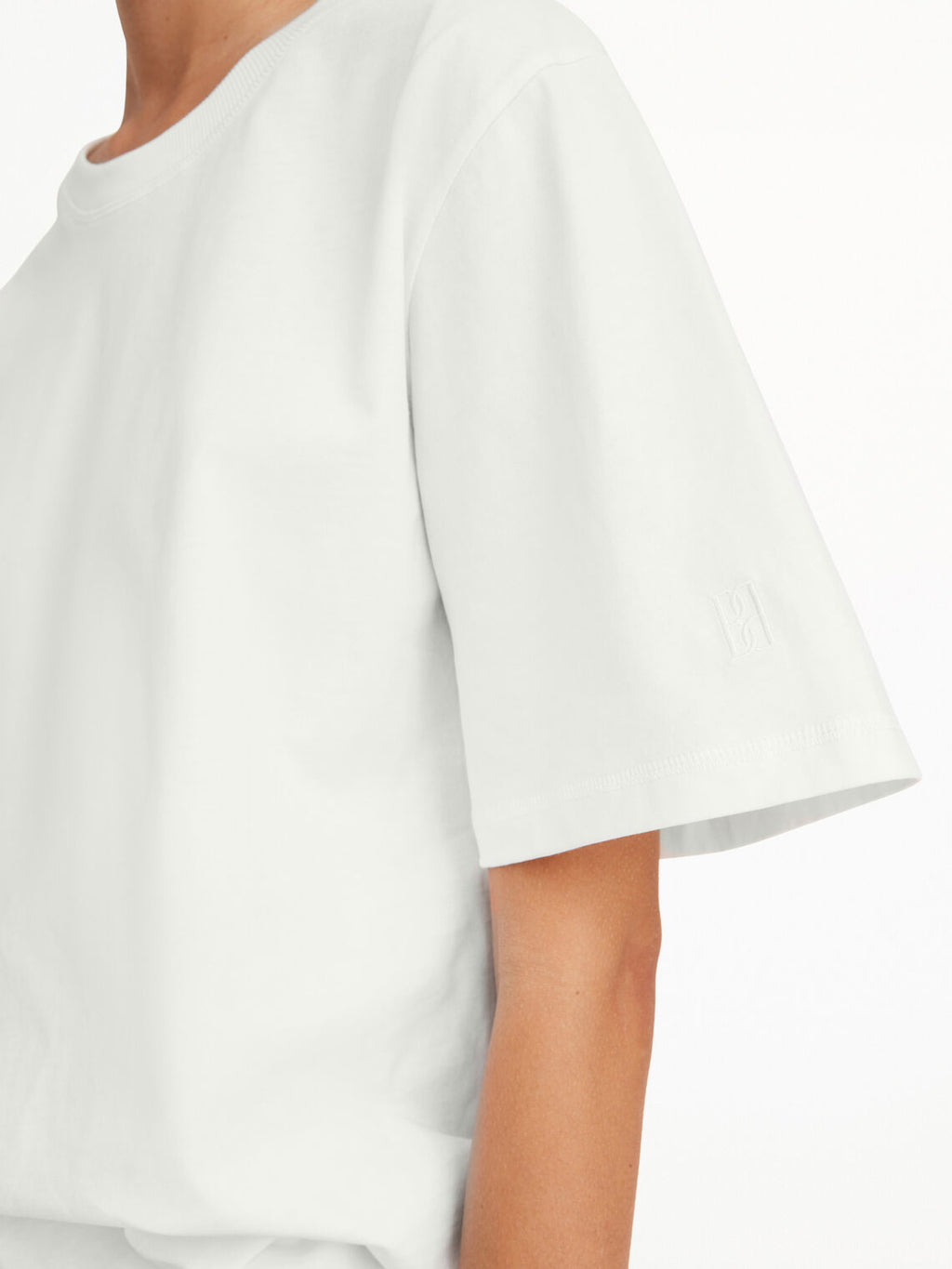 By Malene Birger Hedil t-skjorte i hvit, laget av 100% organisk bomull, med oversized passform og ribbestrikket hals.