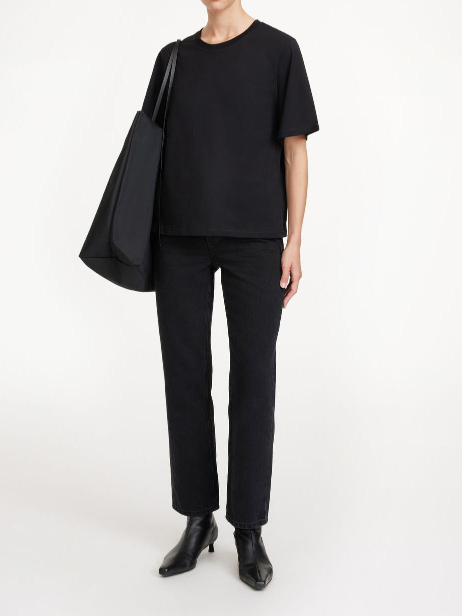 By Malene Birger Hedil t-skjorte i sort, laget av 100% organisk bomull, med oversized passform og ribbestrikket hals.