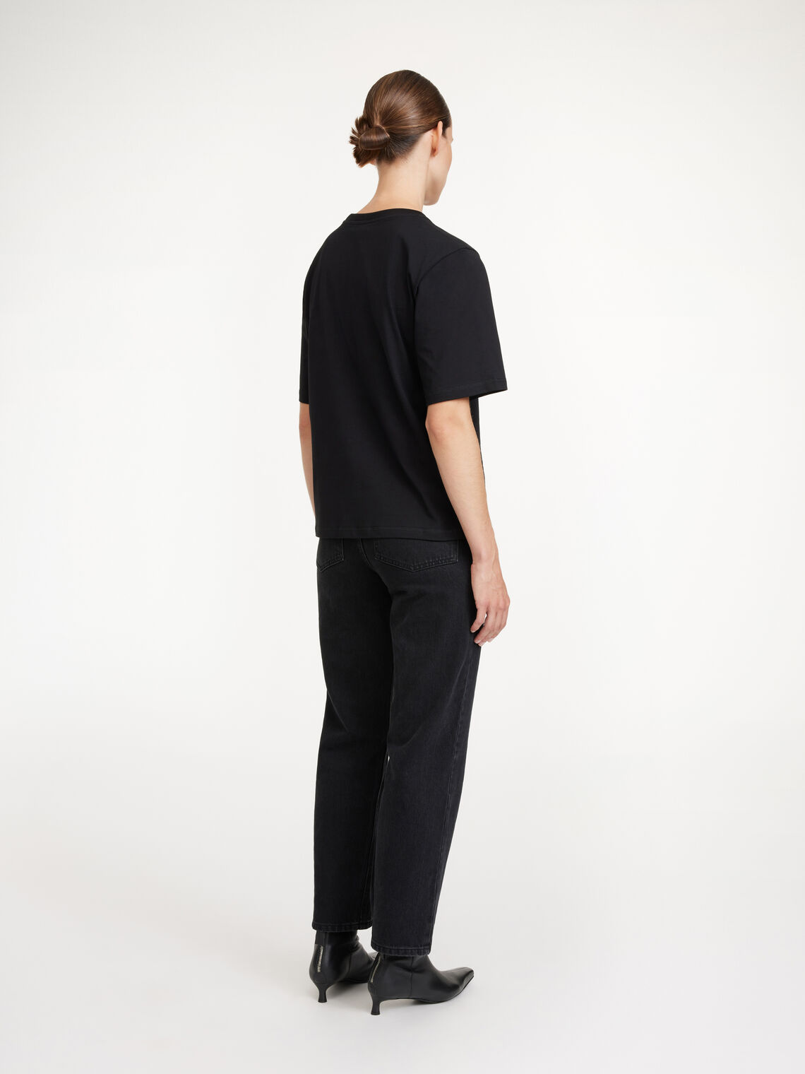 By Malene Birger Hedil t-skjorte i sort, laget av 100% organisk bomull, med oversized passform og ribbestrikket hals.