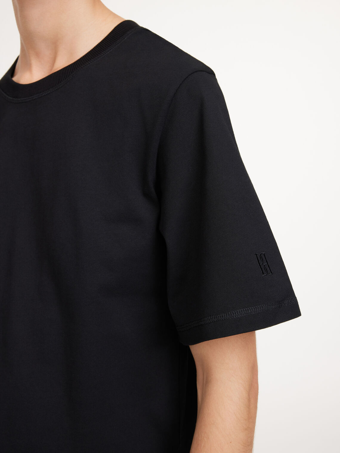 By Malene Birger Hedil t-skjorte i sort, laget av 100% organisk bomull, med oversized passform og ribbestrikket hals.