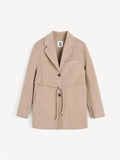 By Malene Birger Hellen jakke i beige, laget av 100% ull med en rett passform, avtagbart belte og buet krage.