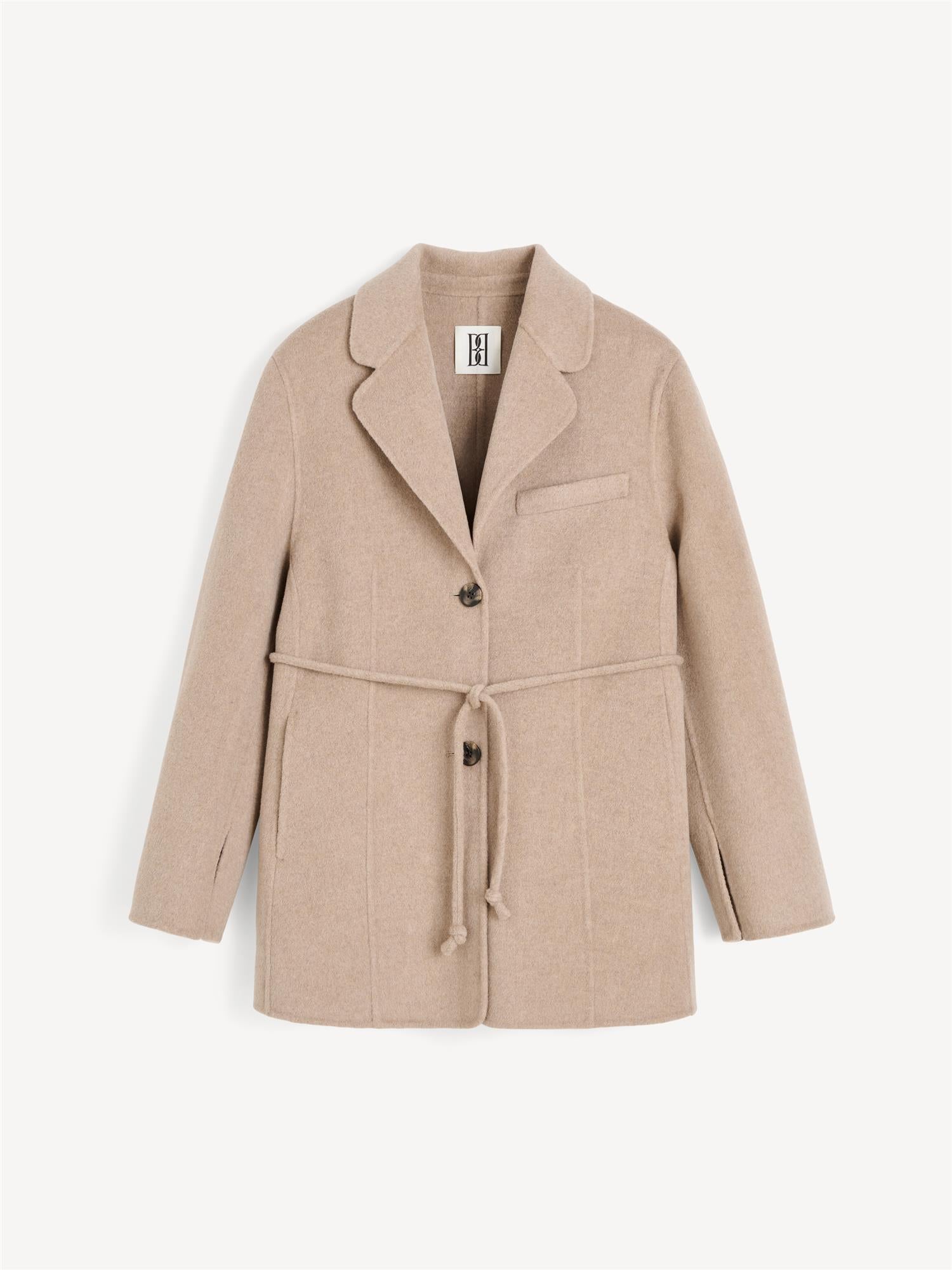 By Malene Birger Hellen jakke i beige, laget av 100% ull med en rett passform, avtagbart belte og buet krage.