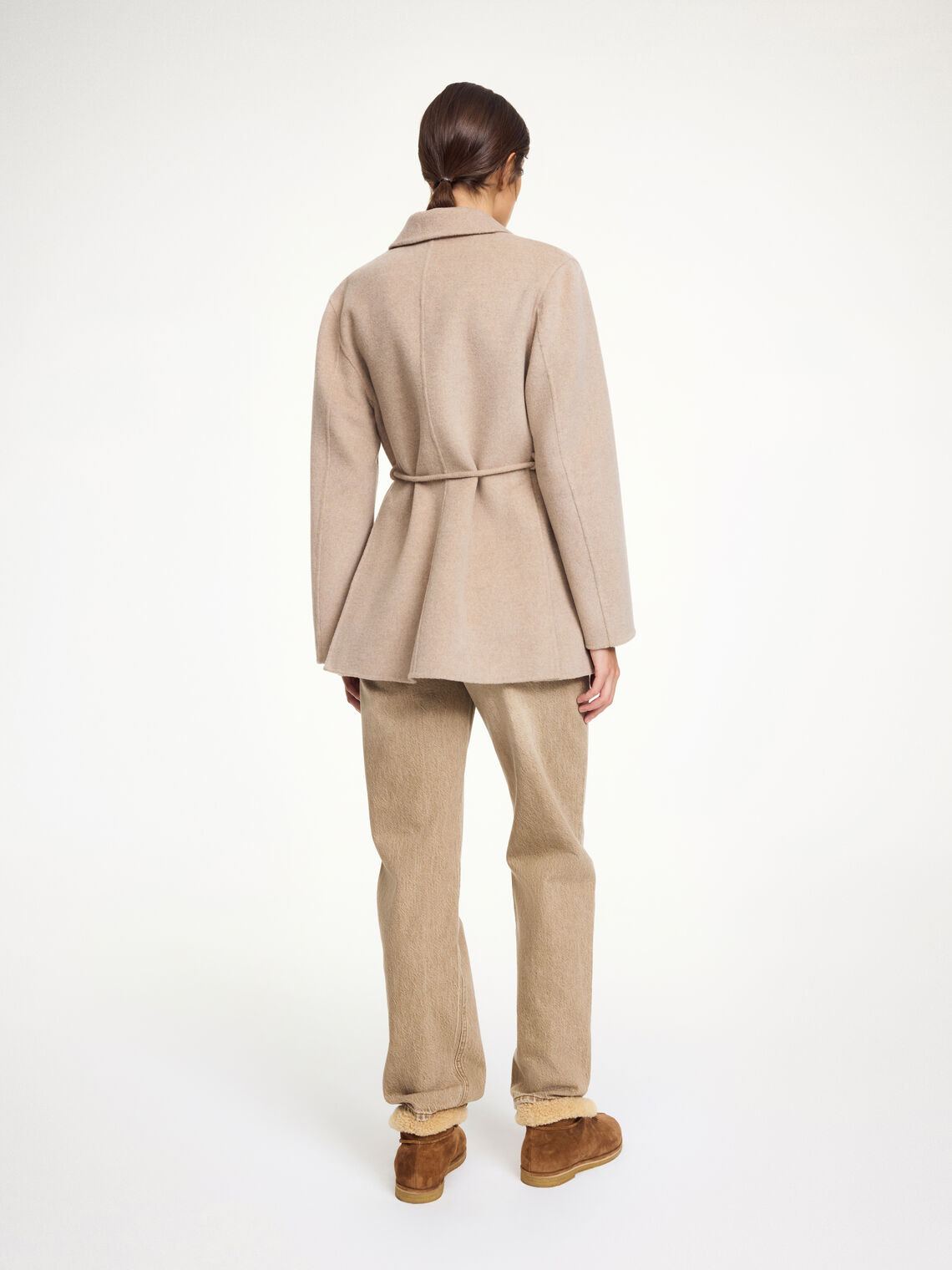 By Malene Birger Hellen jakke i beige, laget av 100% ull med en rett passform, avtagbart belte og buet krage.
