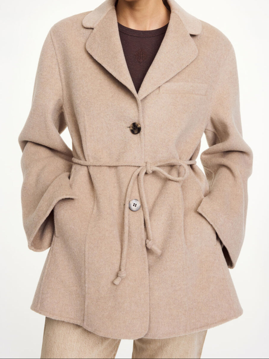 By Malene Birger Hellen jakke i beige, laget av 100% ull med en rett passform, avtagbart belte og buet krage.