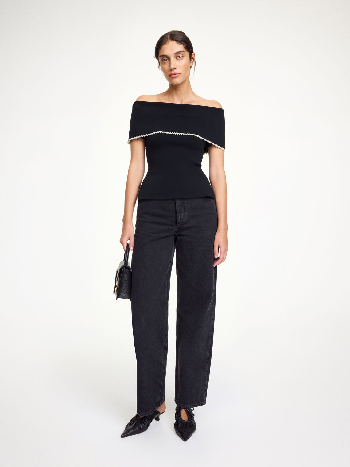 By Malene Birger Hetha off-shoulder topp, laget av lyocell og elastan, med perledetaljer og en kroppsnær passform.