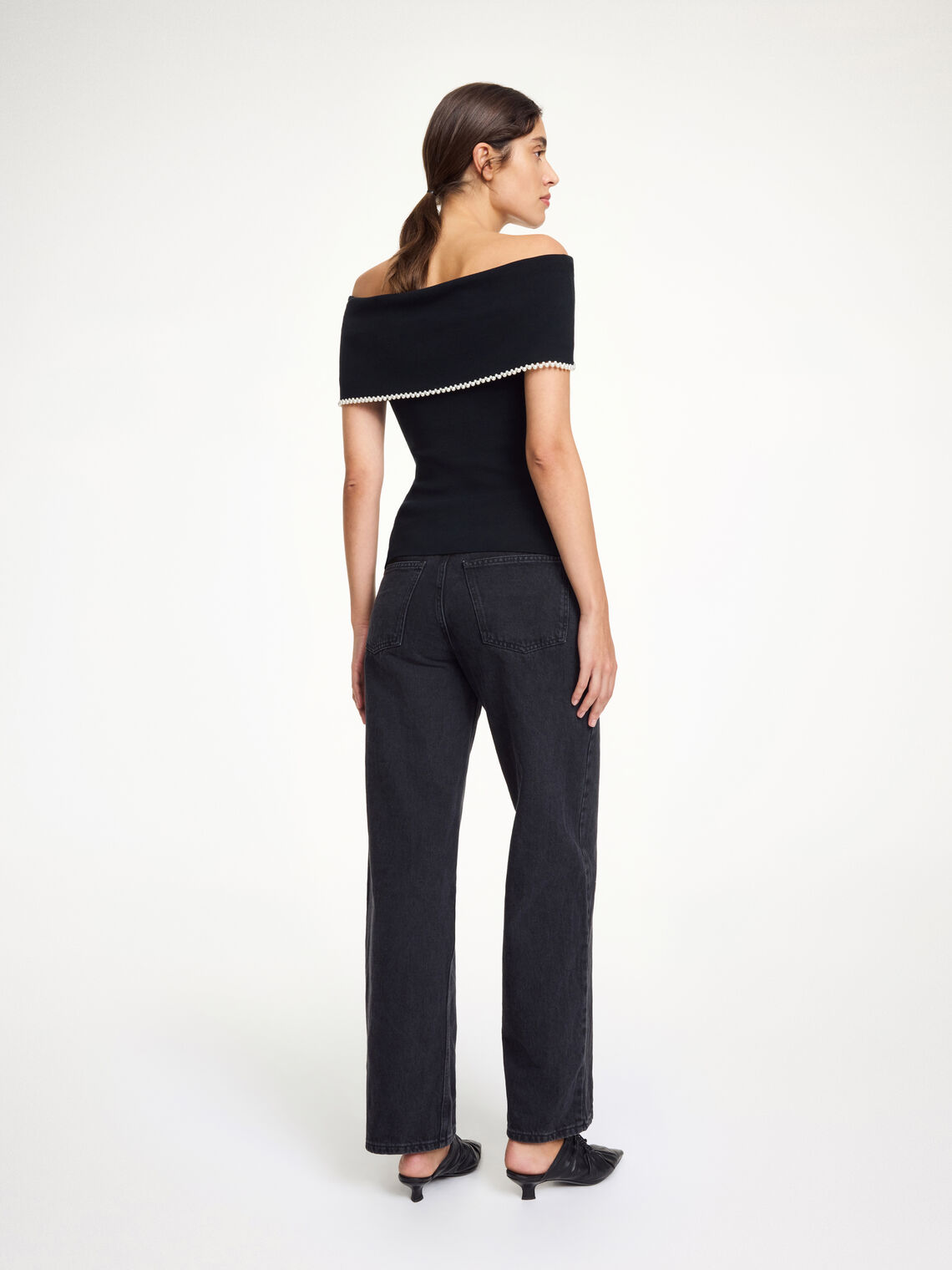 By Malene Birger Hetha off-shoulder topp, laget av lyocell og elastan, med perledetaljer og en kroppsnær passform.