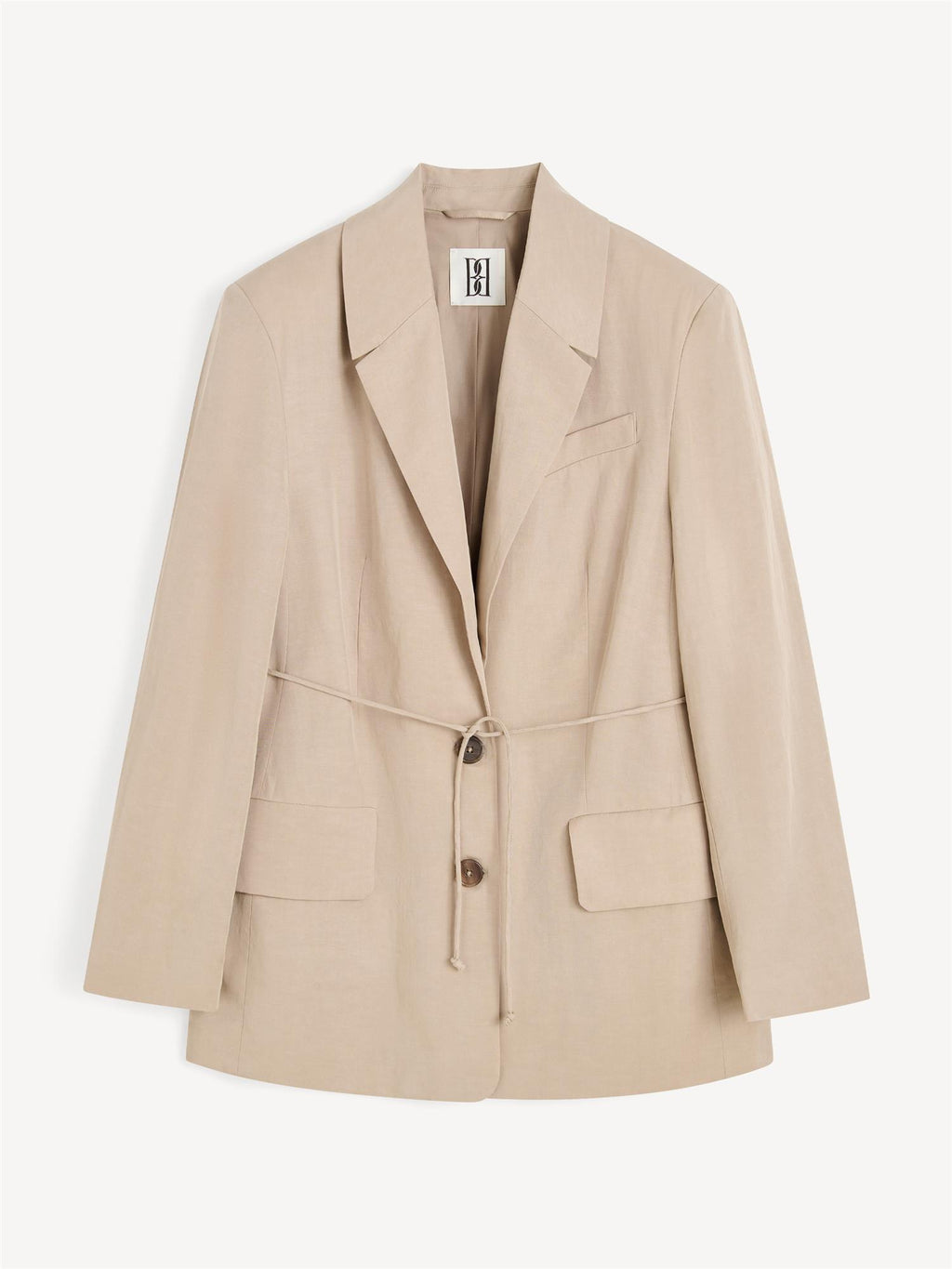By Malene Birger Hilao blazer i beige, med et feminint og androgynt uttrykk, laget av en blanding av lyocell og lin.