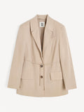 By Malene Birger Hilao blazer i beige, med et feminint og androgynt uttrykk, laget av en blanding av lyocell og lin.
