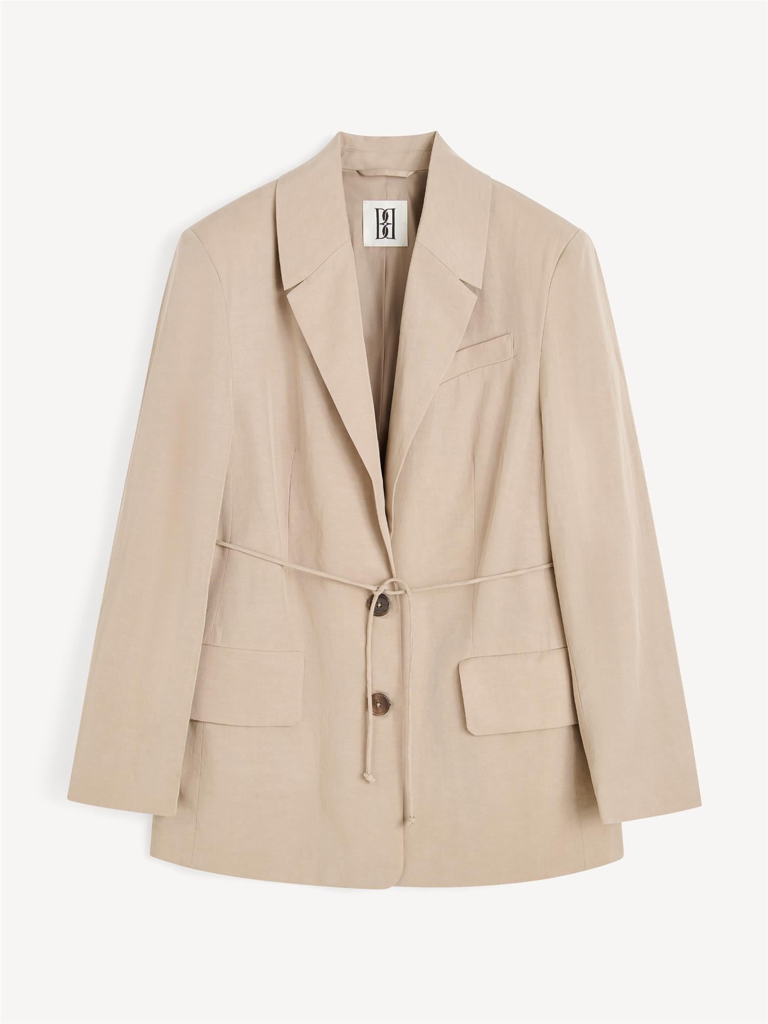 By Malene Birger Hilao blazer i beige, med et feminint og androgynt uttrykk, laget av en blanding av lyocell og lin.