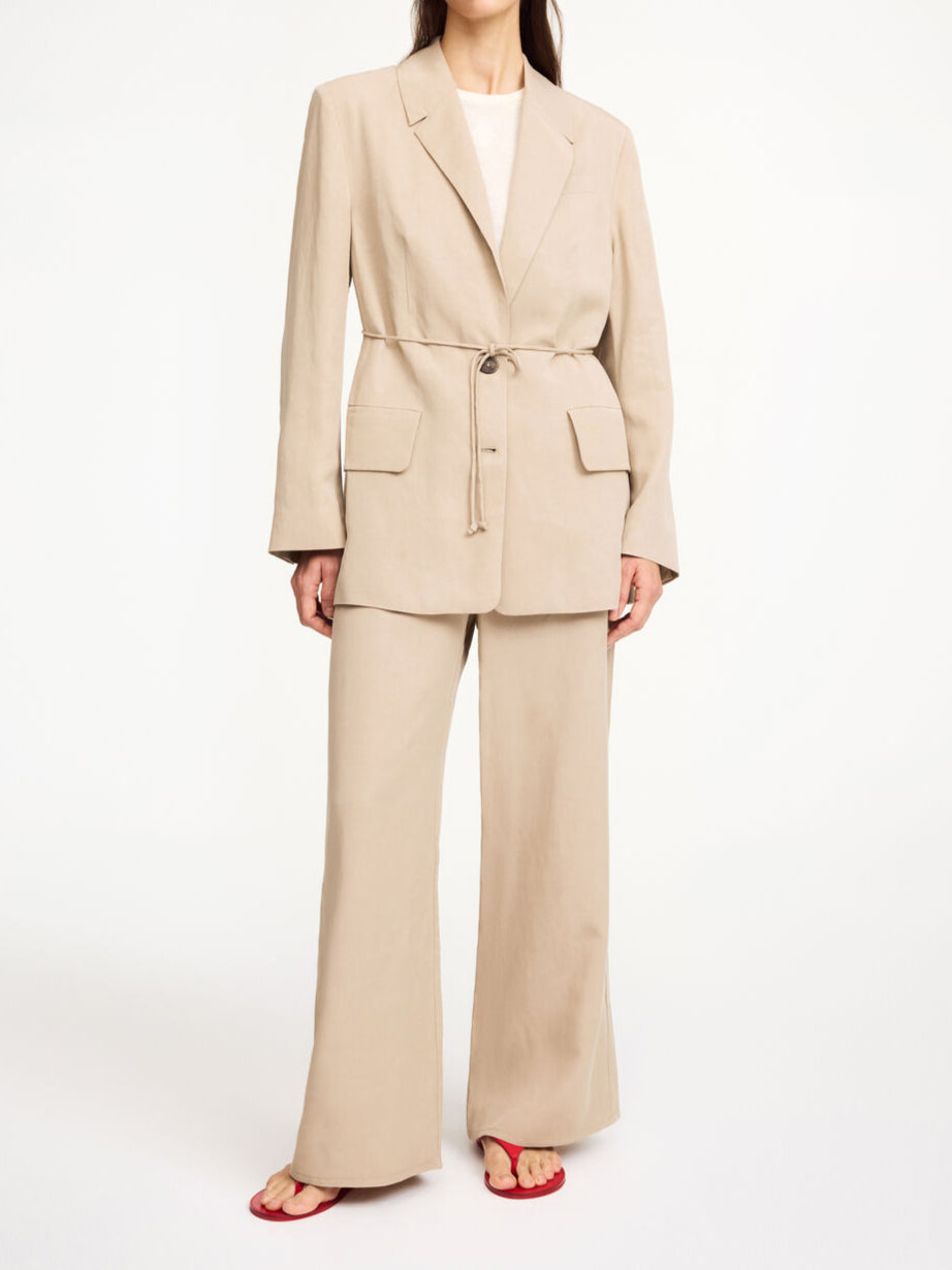 By Malene Birger Hilao blazer i beige, med et feminint og androgynt uttrykk, laget av en blanding av lyocell og lin.