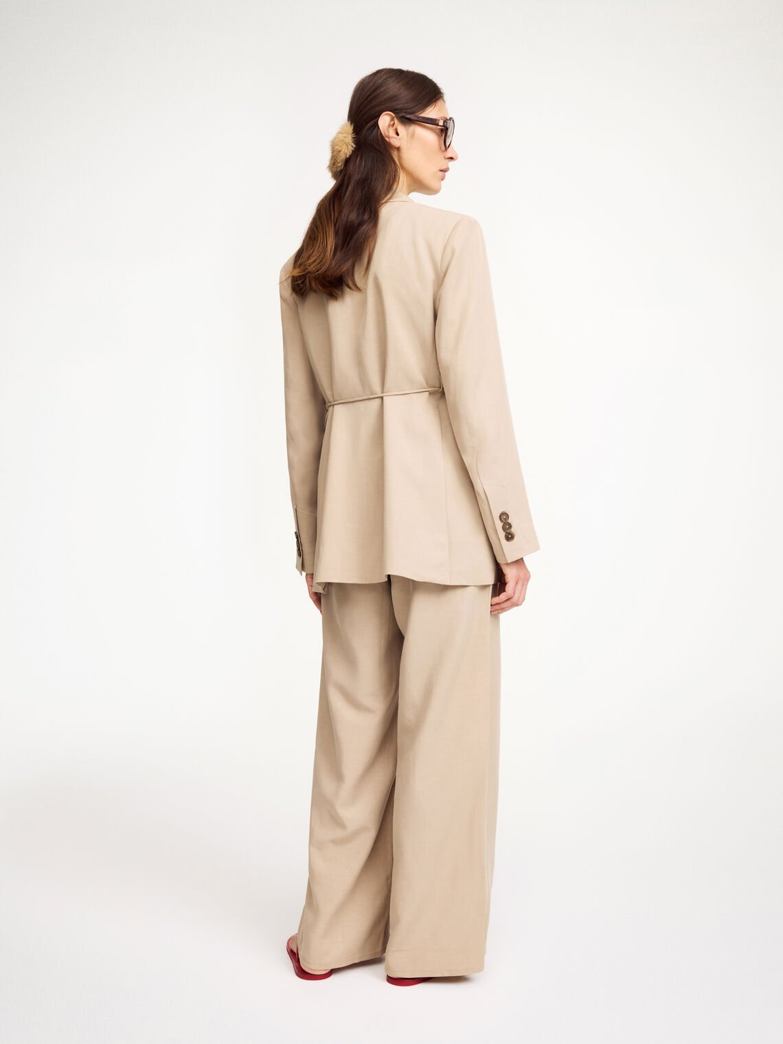 By Malene Birger Hilao blazer i beige, med et feminint og androgynt uttrykk, laget av en blanding av lyocell og lin.