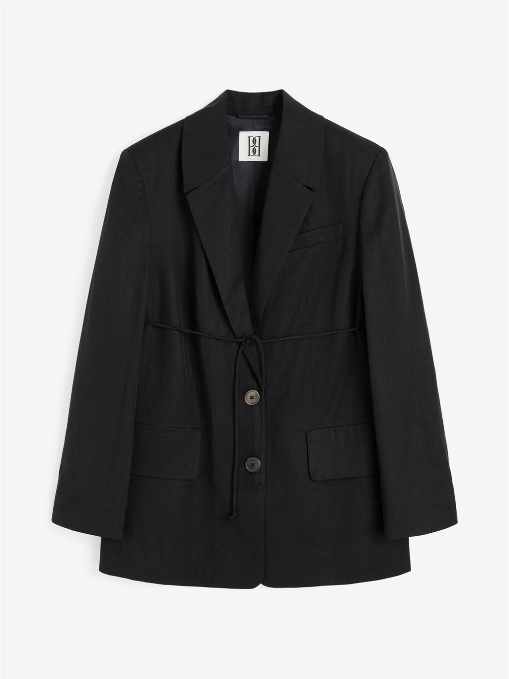 By Malene Birger Hilao blazer i svart, med et feminint og androgynt uttrykk, laget av en blanding av lyocell og lin.