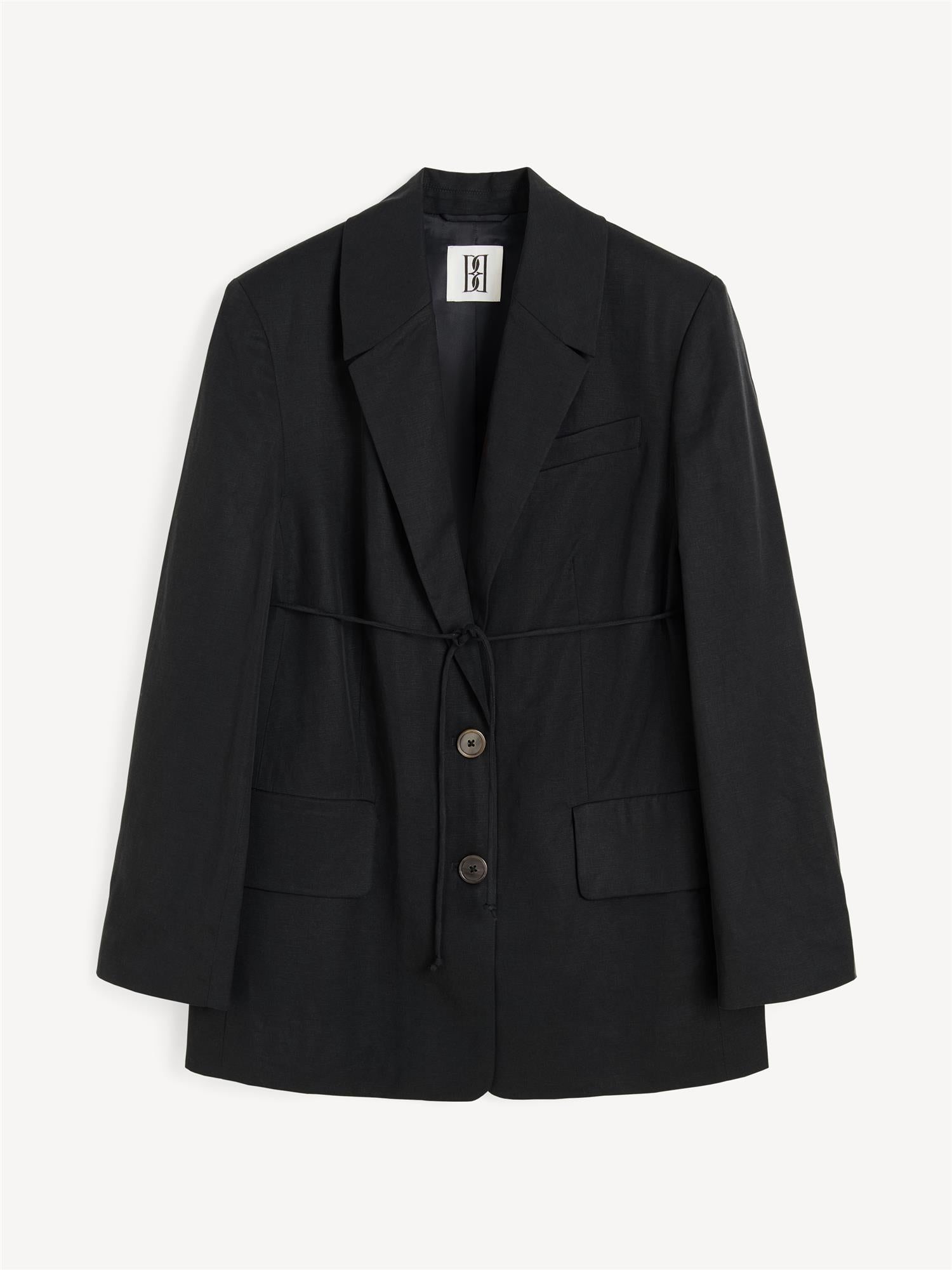 By Malene Birger Hilao blazer i svart, med et feminint og androgynt uttrykk, laget av en blanding av lyocell og lin.