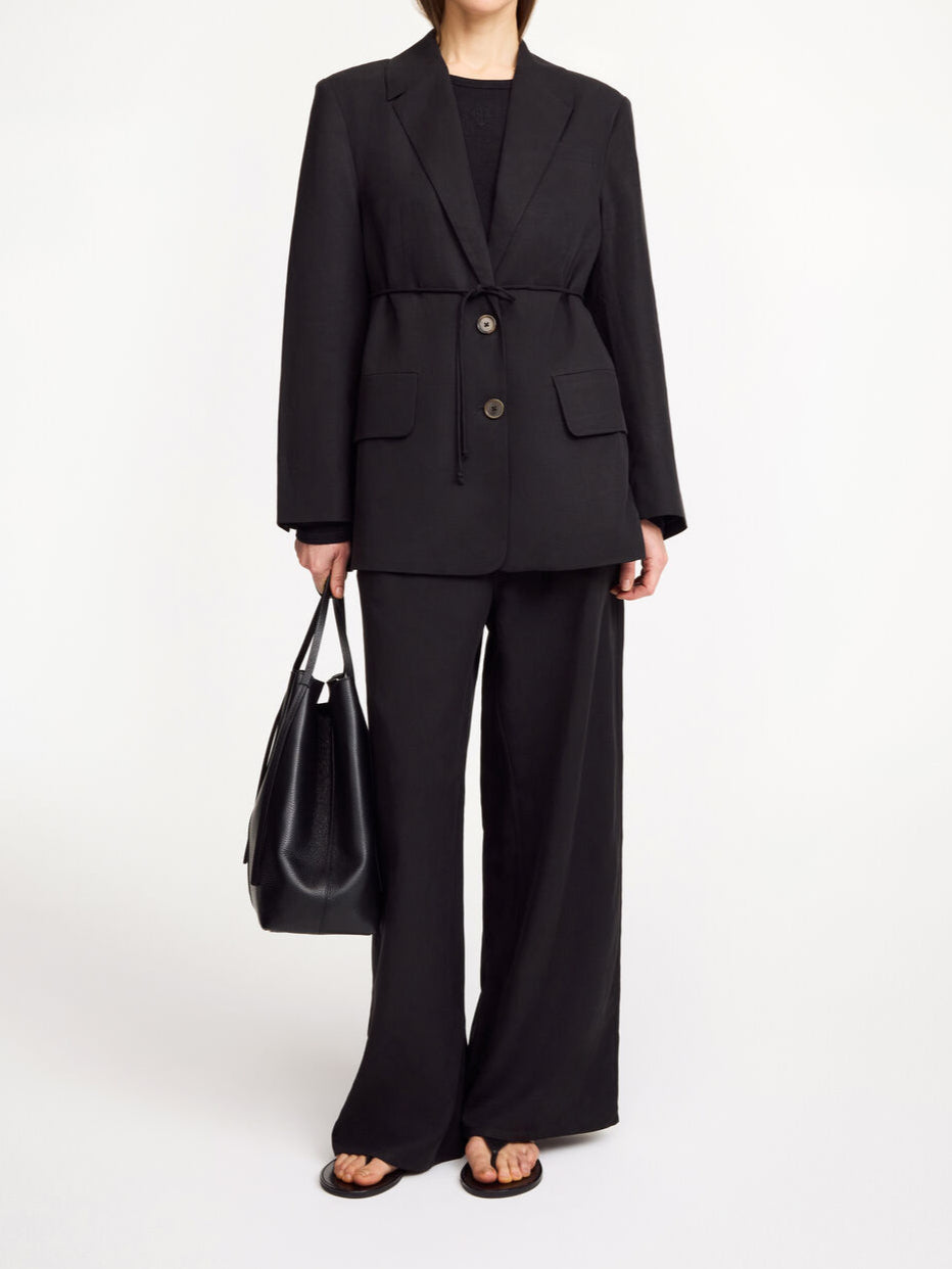 By Malene Birger Hilao blazer i svart, med et feminint og androgynt uttrykk, laget av en blanding av lyocell og lin.