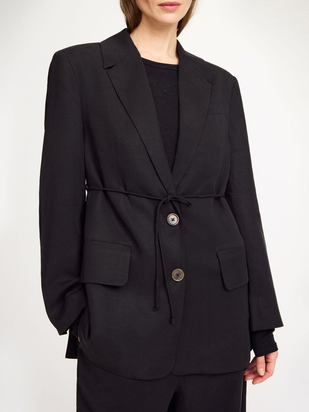 By Malene Birger Hilao blazer i svart, med et feminint og androgynt uttrykk, laget av en blanding av lyocell og lin.