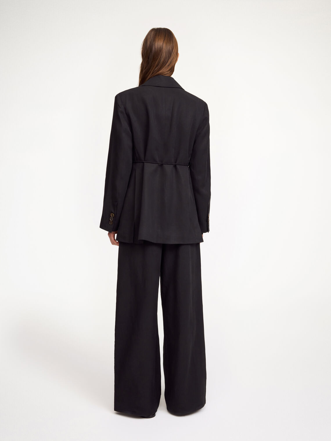 By Malene Birger Hilao blazer i svart, med et feminint og androgynt uttrykk, laget av en blanding av lyocell og lin.