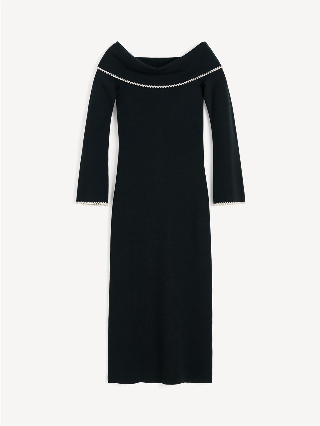 By Malene Birger Hillevi kjole i sort, med off-shoulder-overdel og perledetaljer, laget av en blanding av lyocell og elastan.