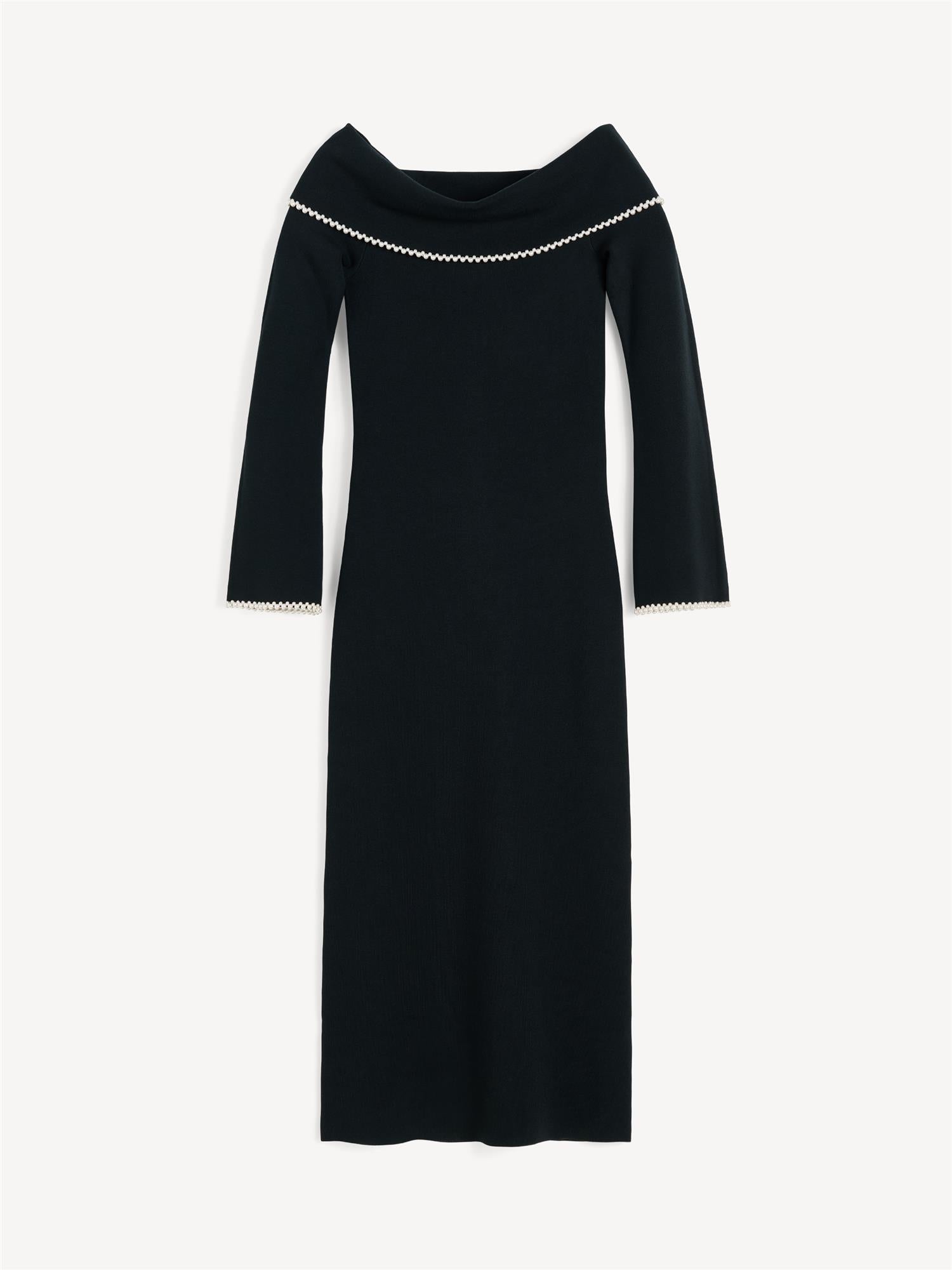By Malene Birger Hillevi kjole i sort, med off-shoulder-overdel og perledetaljer, laget av en blanding av lyocell og elastan.