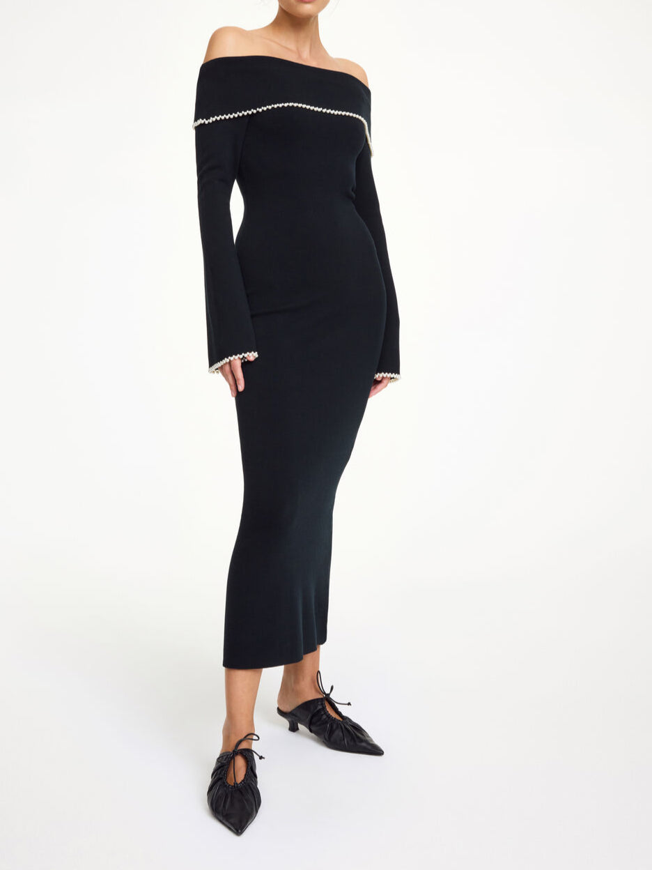 By Malene Birger Hillevi kjole i sort, med off-shoulder-overdel og perledetaljer, laget av en blanding av lyocell og elastan.