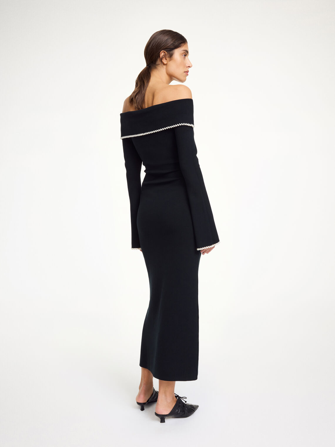 By Malene Birger Hillevi kjole i sort, med off-shoulder-overdel og perledetaljer, laget av en blanding av lyocell og elastan.