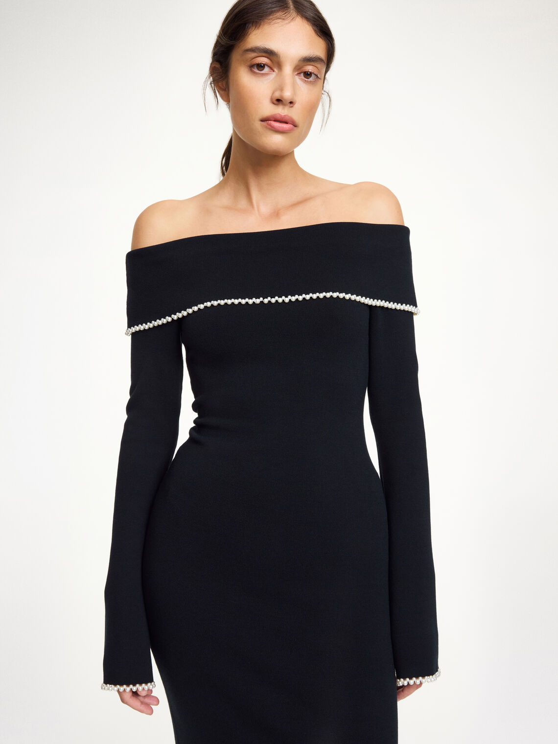 By Malene Birger Hillevi kjole i sort, med off-shoulder-overdel og perledetaljer, laget av en blanding av lyocell og elastan.
