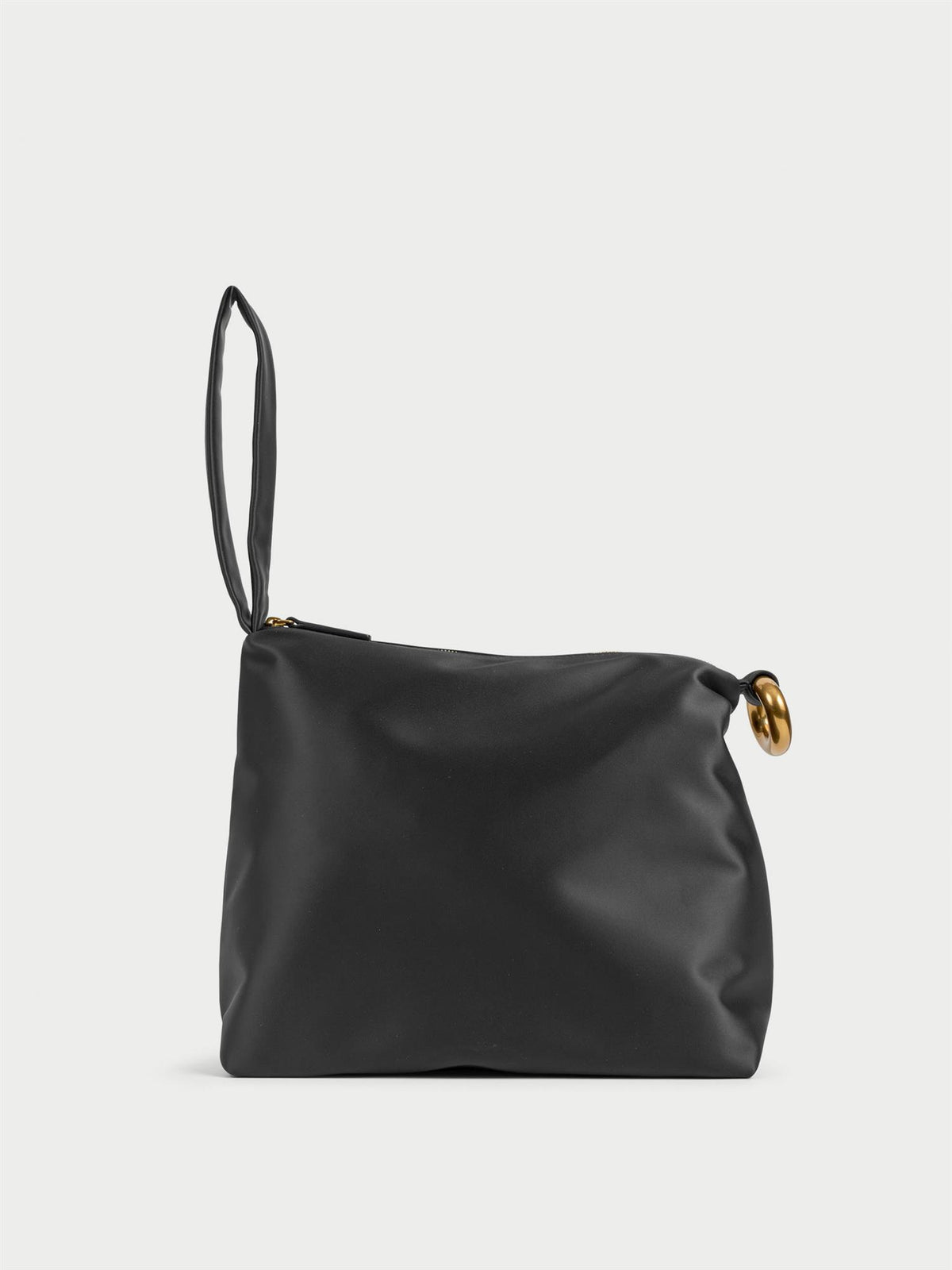 ISADORA SATIN clutch fra By Malene Birger i fargen sort, laget i polyester med spandex. Håndtak, gullfarget ringdetalj og lukkes med glidelås.